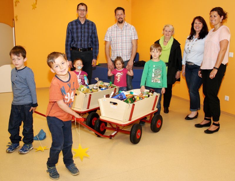 In der Kita Ravensberger Weg wurden zwei Bollerwagen mit Spenden beladen.
