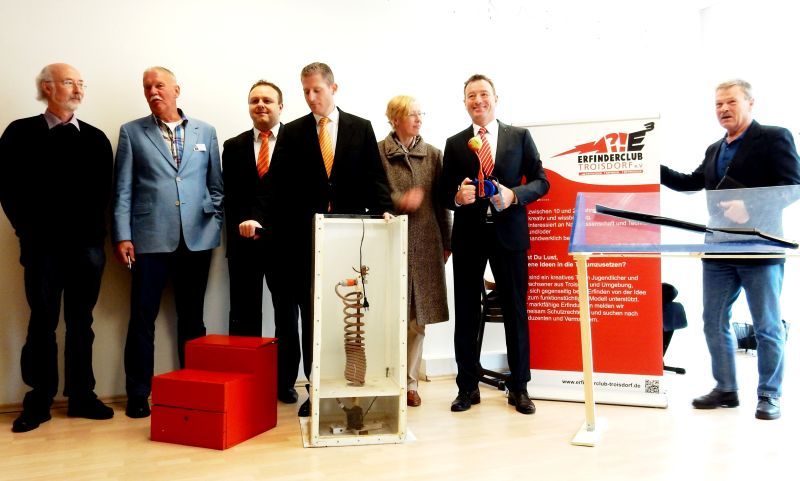 Freude über neuen Raum: v.l.n.r. Vorsitzender Ulli Herzog, Lothar Meyer (IC Immobilien Gruppe), Christian Hylla und Torsten Bächler (VR-Bank Rhein-Sieg), Sabine Kleinlütke (IC Immobilien Gruppe), Holger Steffens (Kreissparkasse Köln) und Harald Schmieder.