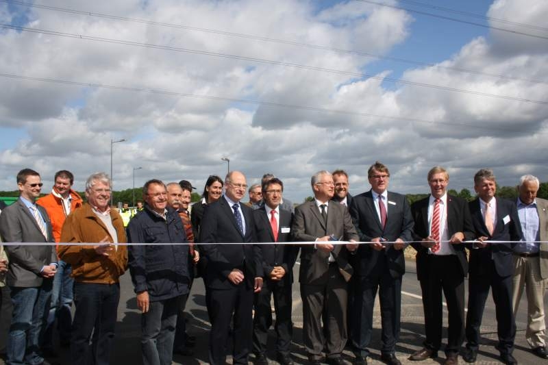 Landrat Sebastian Schuster (3. von rechts) und Bürgermeister Klaus-Werner Jablonski (4. von rechts) bei der offiziellen Freigabe der K29n.
