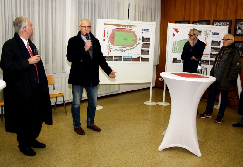 Sportstättenplaner Dr. Markus Fischer erläutert den Sanierungsplan.