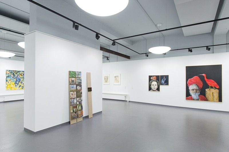 Blick in die Ausstellung mit dem Titel Not dark yet im Kunsthaus Troisdorf.