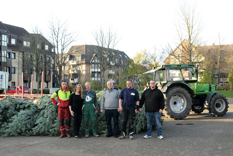 Auf dem Europaplatz angekommen: v.l. Jenny Kemming, Willi Hülden und Ortsvorsteher Alfons Bogolowski mit Helfern