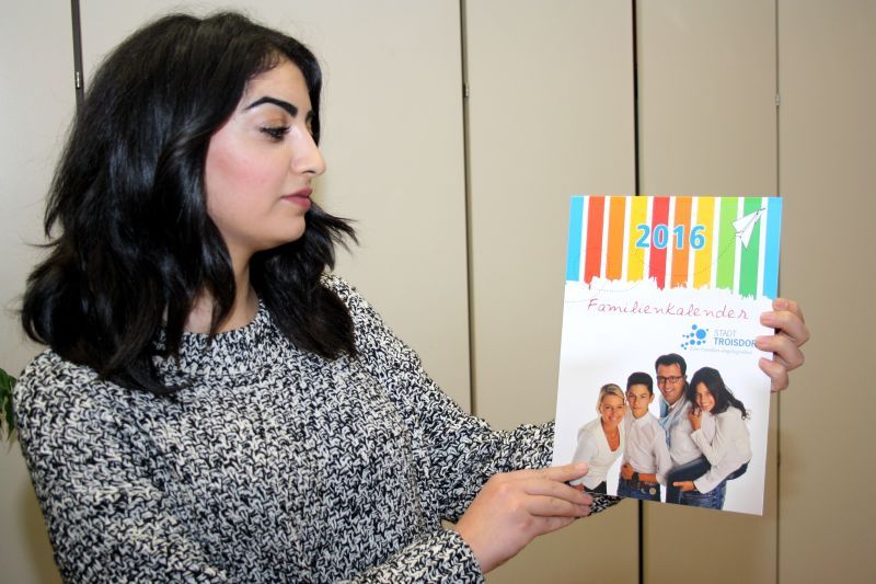 Die Troisdorfer Schülerin Berivan Dag freut sich über den bunten Familienkalender.