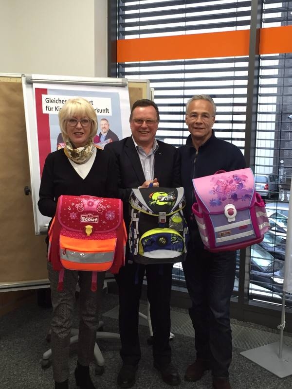 v.l.n.r: Elfi Scho Antwerpes, Schirmherrin, Eric Schütz, Präsident Lions Club Troisdorf e.V., Klaus J. Behrendt, Tatort-Kommissar Max Ballauf