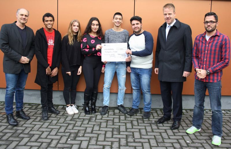 Sozialdezernent Stephan Kuhnert (2.v.r.) nahm die Spende für die Flüchtlingshilfe entgegen.