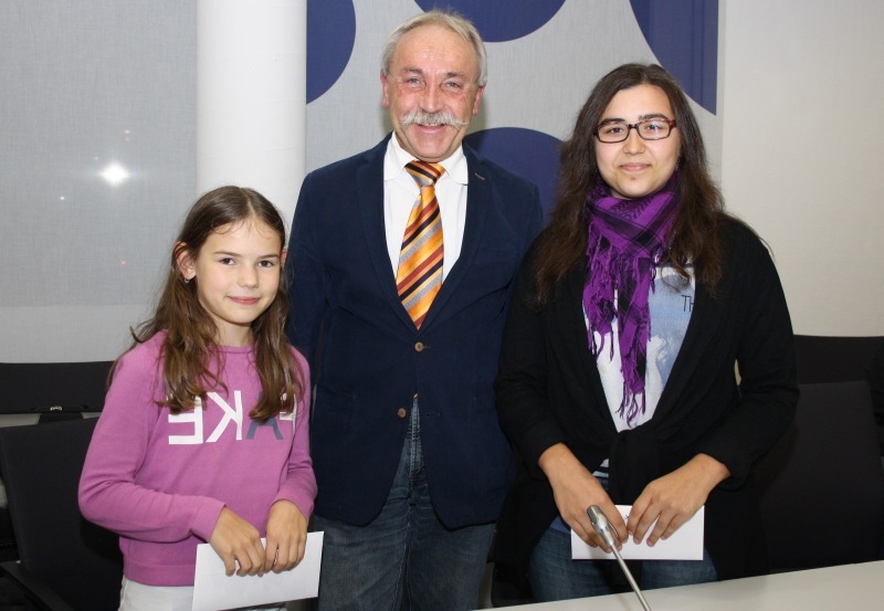 Ausschuss-Vorsitzender Horst-Peter Jung gratulierte des Preisträgerinnen des Musikwettbewerbs.