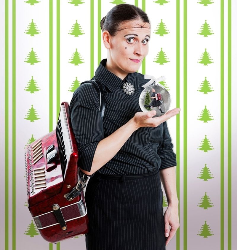 Carmela De Feo zeigt als La Signora ihre schrille Weihnachtsshow.