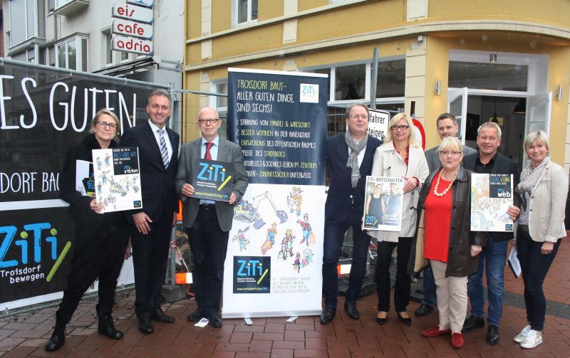 Vertreter aus Stadt und Geschäftswelt werben für eine attraktive Innenstadt.