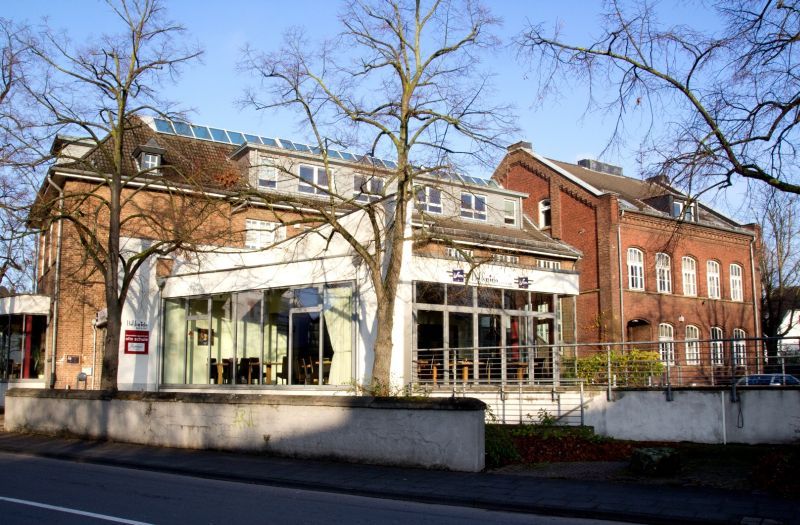 Willkommen in Oberlar! Hier die Alte Schule, jetzt japanisches Restaurant.