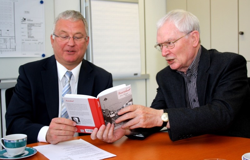 Gemeinsamer Blick in die Stadtgeschichte von Bürgermeister Jablonski (links) und Autor Peter Haas.