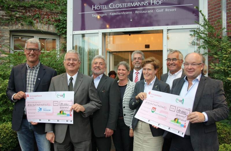 Freude über großen Scheck: v.l. Stephan Kitz, Bürgermeister Klaus-Werner Jablonski, Dr. Emil Seidel, Bianca Murschall, Wolfgang Hopp KSK Köln, Mechtild Schlösser-Macke (Beigeordnete in Niederkassel), Michael Walbrück  und Manfred Schumacher