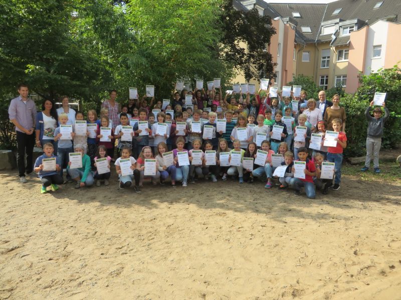 Gruppenfoto von Kindern mit ihren Urkunden
