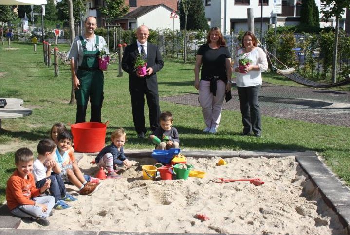 V.l. Uwe Bach, Thomas Schirrmacher, Sophia Horst, Ilka Busche und Kita-Kinder.