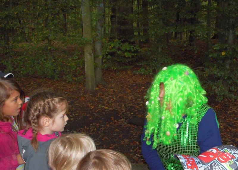 Die Nixe erklärt den Kindern, warum sie aus dem See verbannt wurde.