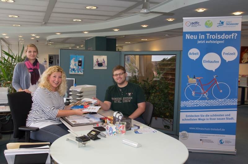 Neubürger erhalten im Bürgeramt neben der Broschüre „Willkommen in Troisdorf“ auch ein umfangreiches Begrüßungspaket unter dem Motto „Neu in Troisdorf? Jetzt aufsteigen!“