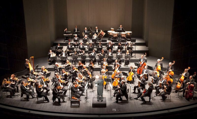 Das Orchester Neue Philharmonie Westfalen spielt in der Stadthalle Troisdorf.