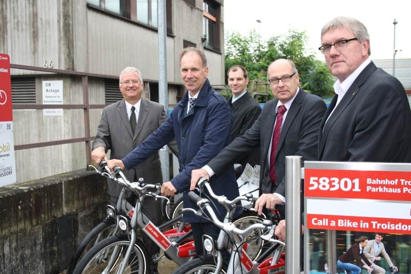 Bürgermeister Klaus-Werner Jablonski, VRS-Geschäftsführer Dr. Norbert Reinkober,  Prokurist der RSVG Jan-Oliver Mau, Technischer Beigeordneter der Stadt Troidorf  Helmut Wiesner und Landrat und VRS-Zweckverbandsvorsteher Sebastian Schuster (von links nach rechts) testen die Leihräder der „Call a Bike“ – Station direkt am Parkhaus des Troisdorf Bf.