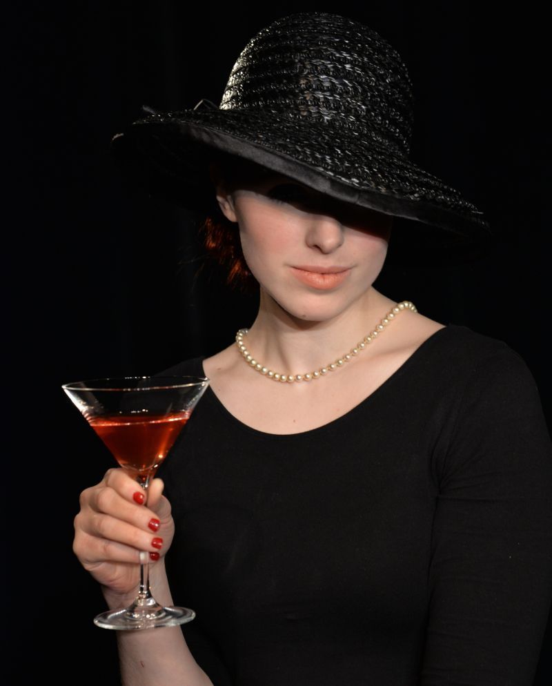 Tiffany mit Hut und Glas in der Hand