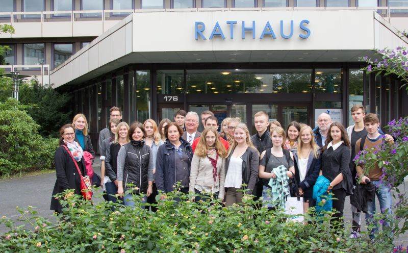 Russische und deutsche Schüler besuchten im Rahmen ihres Austauschprogramms Bürgermeister Klaus-Werner Jablonski im Troisdorfer Rathaus.