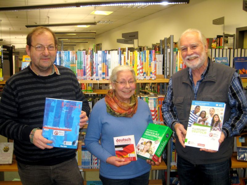 Spendeten für Bücher im Willkommensbereich: v.l. René Aden, Ingeborg Haase und Dr. Berthold Heizmann vom Förderverein der Bibliothek im Forum.