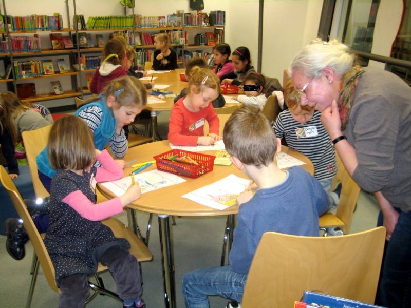 Eifrig bei der Sache: Kinder malen nach dem Vorlesen mit Ingeborg Haase vom Förderverein der Stadtbibliothek.