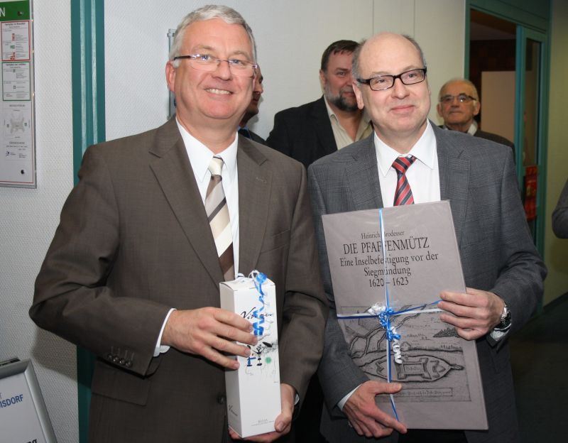 Verabschiedet sich als Technischer Beigeordneter aus Troisdorf: Helmut Wiesner, rechts.