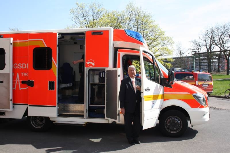 Bürgermeister Klaus-Werner Jablonski schaute sich den neuen Wagen genauer an.