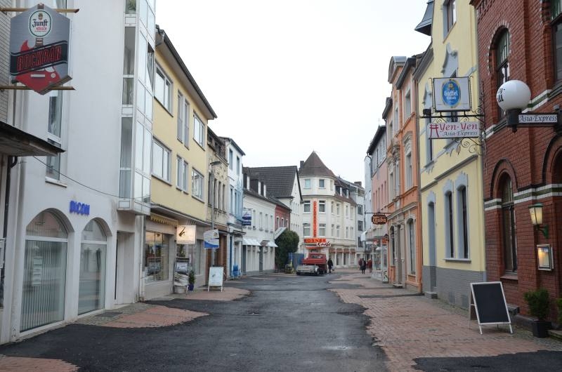 In der Alten Poststraße wird das neue Pflaster hergestellt.