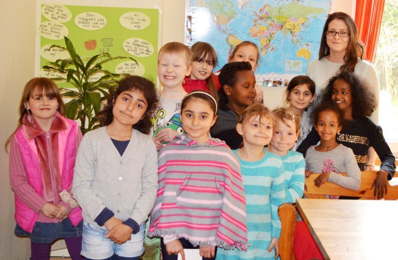 Michelle Lagodny mit den Kindern im Mehrgenerationenhaus.