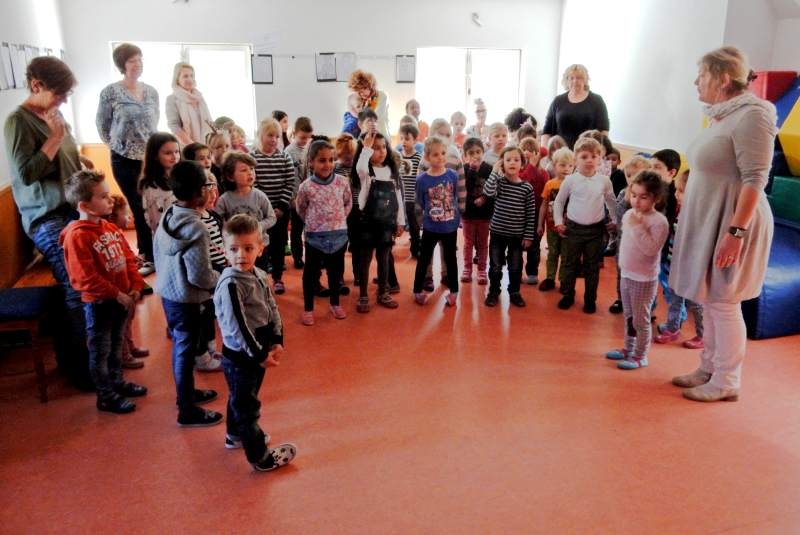 Kita-Leiterin Eike Schulz (rechts) bereitet mit den Kindern Bilder und Gesang für eine Ausstellung im Rathaus vor.