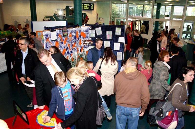 Jung und Alt schauten sich die Bilder und Skulpturen der Kinder im Rathaus an.
