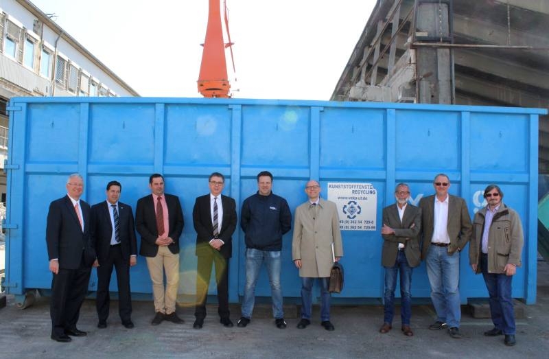 Vor vollem Container: links Bürgermeister Klaus-Werner Jablonski mit Vertretern der beteiligten Firmen.