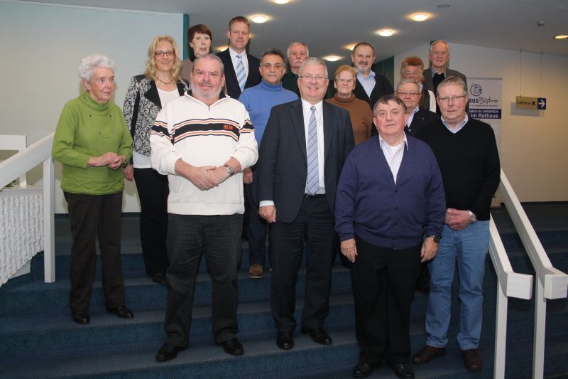 Erstes Treffen des neuen Seniorenbeirats 2014, in der Mitte Bürgermeister Klaus-Werner Jablonski, rechts daneben Vorsitzender Werner Zander.