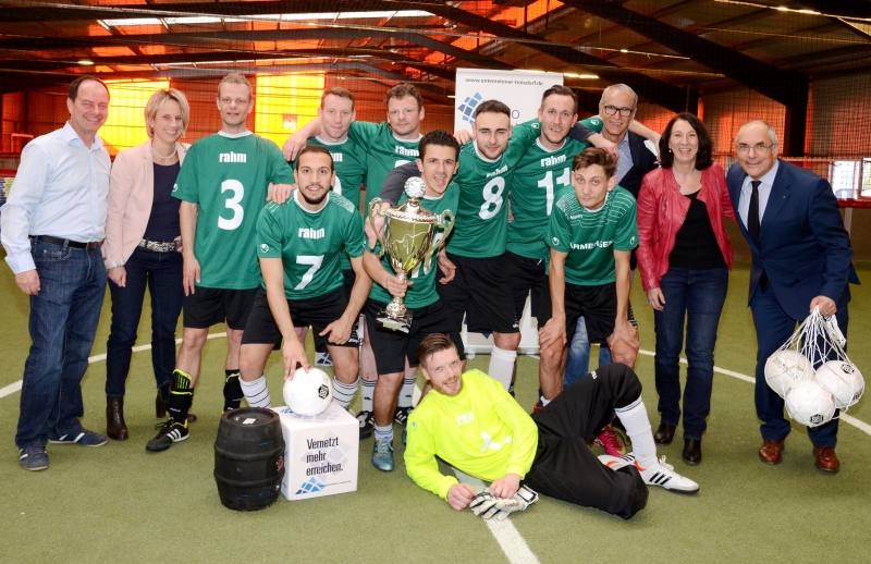 Siegerehrung mit viel Spaß: Team rahm mit v.l. Vize-Bürgermeister Rudi Eich, Leonie Kuttig und Stephan Römer.