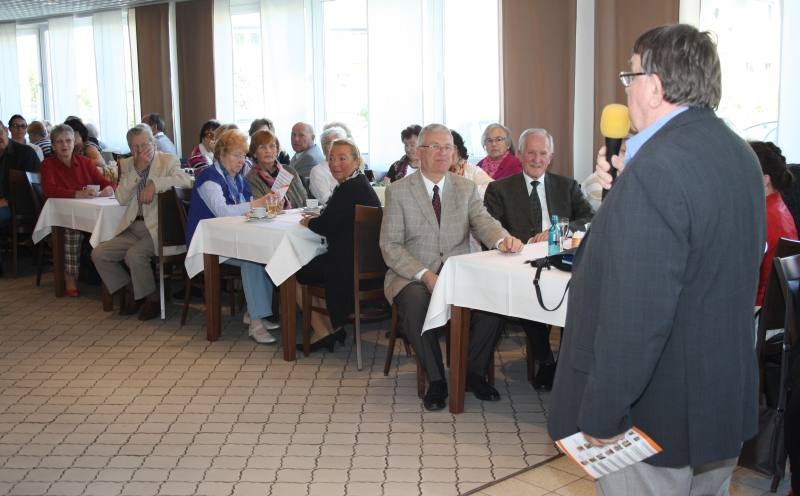 Werner Zander begrüßte als Vorsitzender des Seniorenbeirats die Tanzfreunde.