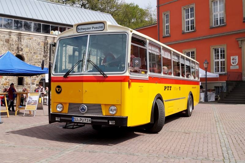 Neben Fahrten mit dem historischen Postbus gibt es zahlreiche Angebote beim Fest auf Burg Wissem.