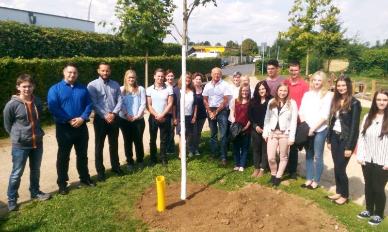 Erster Beigeordneter Heinz Eschbach pflanzte mit den neuen Auszubildenden einen Baum.