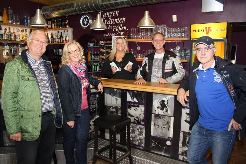 In der Musikkneipe Relax wurde die Spende an die Stadt weitergeleitet.
