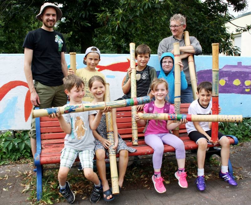 Schnitz-Guru Richard Tamke (rechts) mit seinen „Schnitzschülern“ im Stadtteilhaus Spich.
