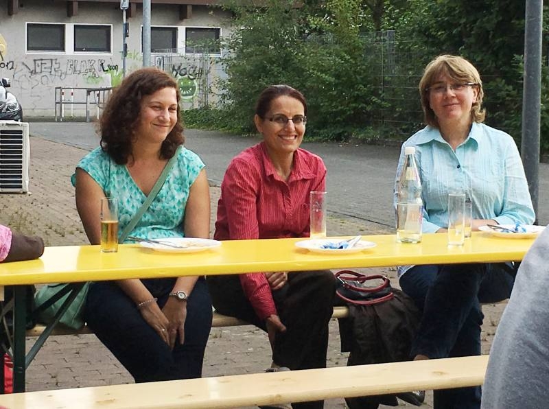 Freiwillige Helfer und Mitarbeiter der Stadt, die sich für die Flüchtlingshilfe eingesetzt hatten, beim Grillfest.