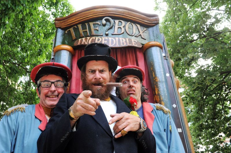 Das Ensemble Cia La Tal spielt frappierend aus seiner Theaterbox heraus.