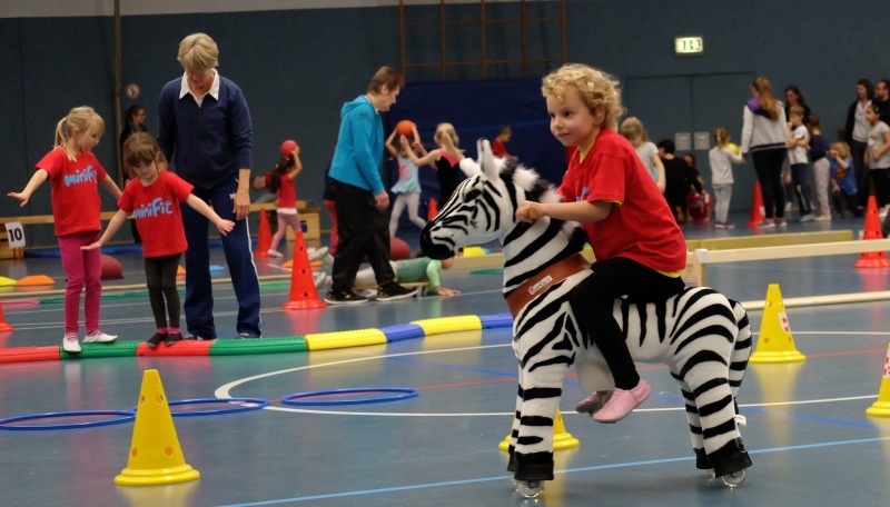 Mit dem Zebra durch die Rundsporthalle: MiniFit-Sportfest für Kita-Kinder.