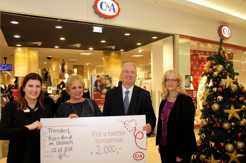 Bürgermeister Klaus-Werner Jablonski kam zur Spendenübergabe in die Galerie.