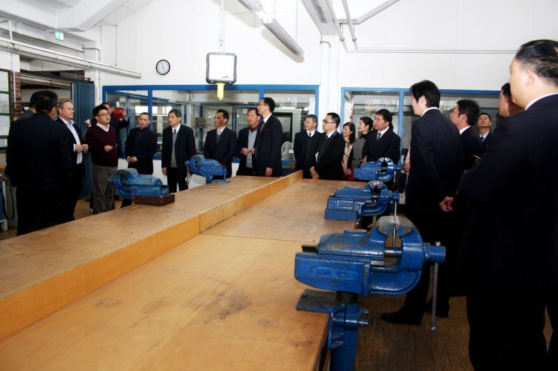Lehrerinnen und Lehrer aus Troisdorfs chinesischer Partnerstadt Nantong an der Werkbank.