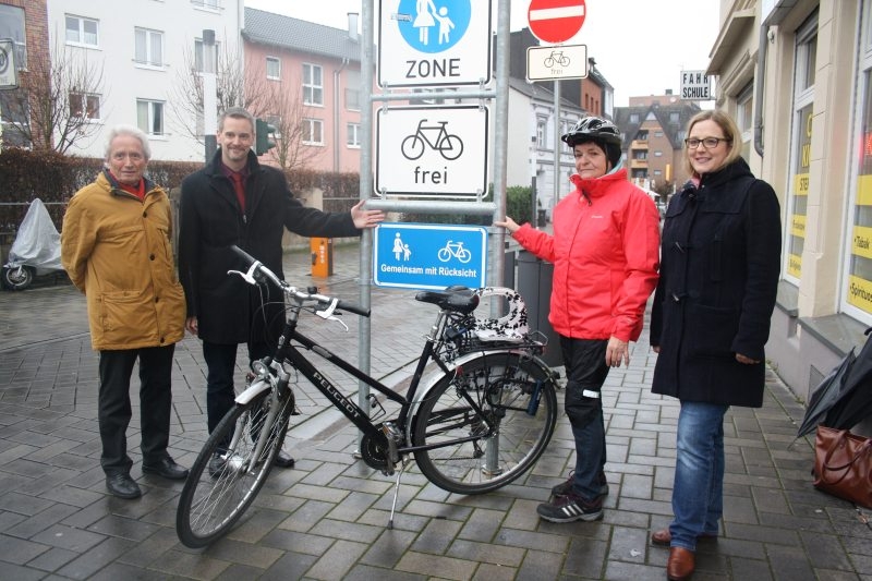 An den Eingängen der Fußgängerzone werben Schilder für Rücksichtnahme.