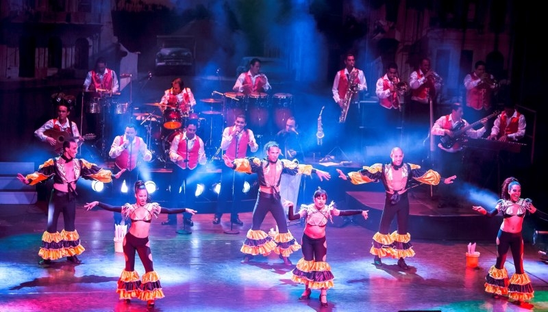 Tanz zu kubanischen Klängen in der Stadthalle Troisdorf.