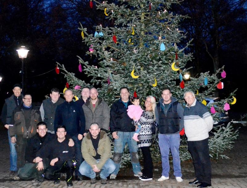 Das Team des Sieglarer Junggesellenvereins gemeinsam mit Ortsvorsteher Alfons Bogolowski (rechts).