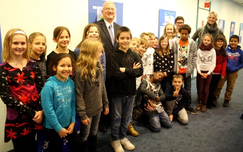Die Schülerinnen und Schüler der Klasse F3 aus Spich waren Gäste bei Bürgermeister Klaus-Werner Jablonski im Rathaus, hinten links Schulleiterin Petra Herrmann, daneben Lehrerin Doreen Brisch.
