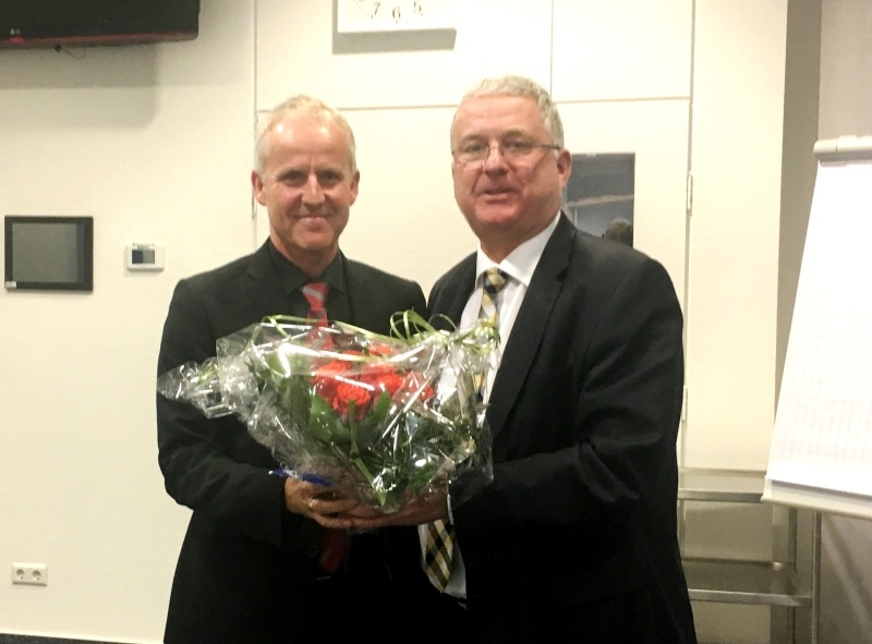 Bürgermeister Klaus-Werner Jablonski (rechts) gratulierte Walter Schaaf zu seiner neuen Aufgabe als Technischer Beigeordneter.