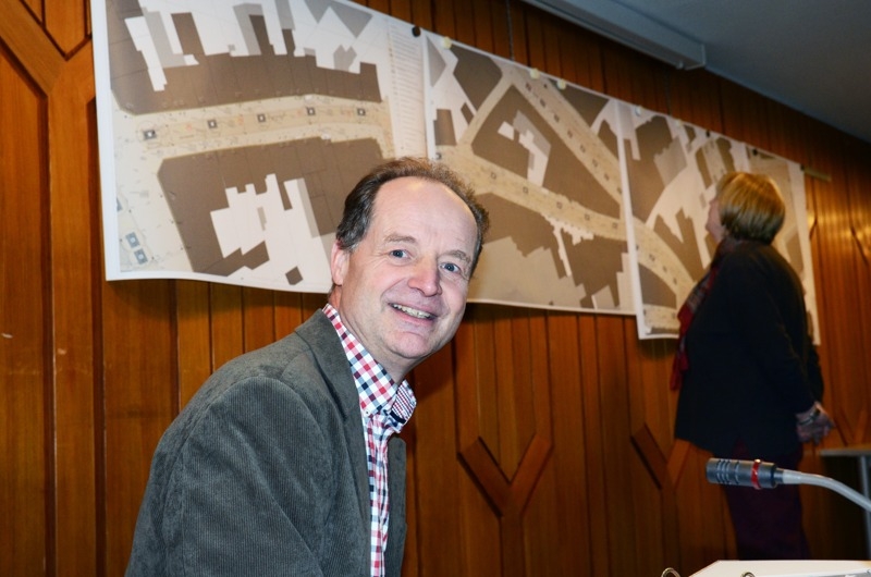 Ralph Zimmer, Sachgebietsleiter Straßenbau, informierte die Anwohner über die Arbeiten im dritten Bauabschnitt der neuen Fußgängerzone.